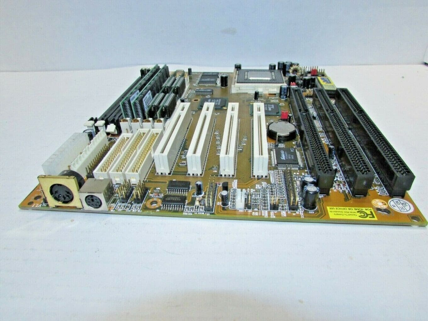Intel Socket 7 Motherboard MB82165087 + Pentium MMX + Ram